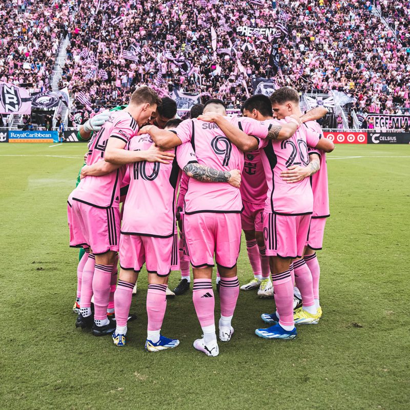 TUDOR Celebrates The Daring Spirit With Black Bay Chrono Pink Mobile 01